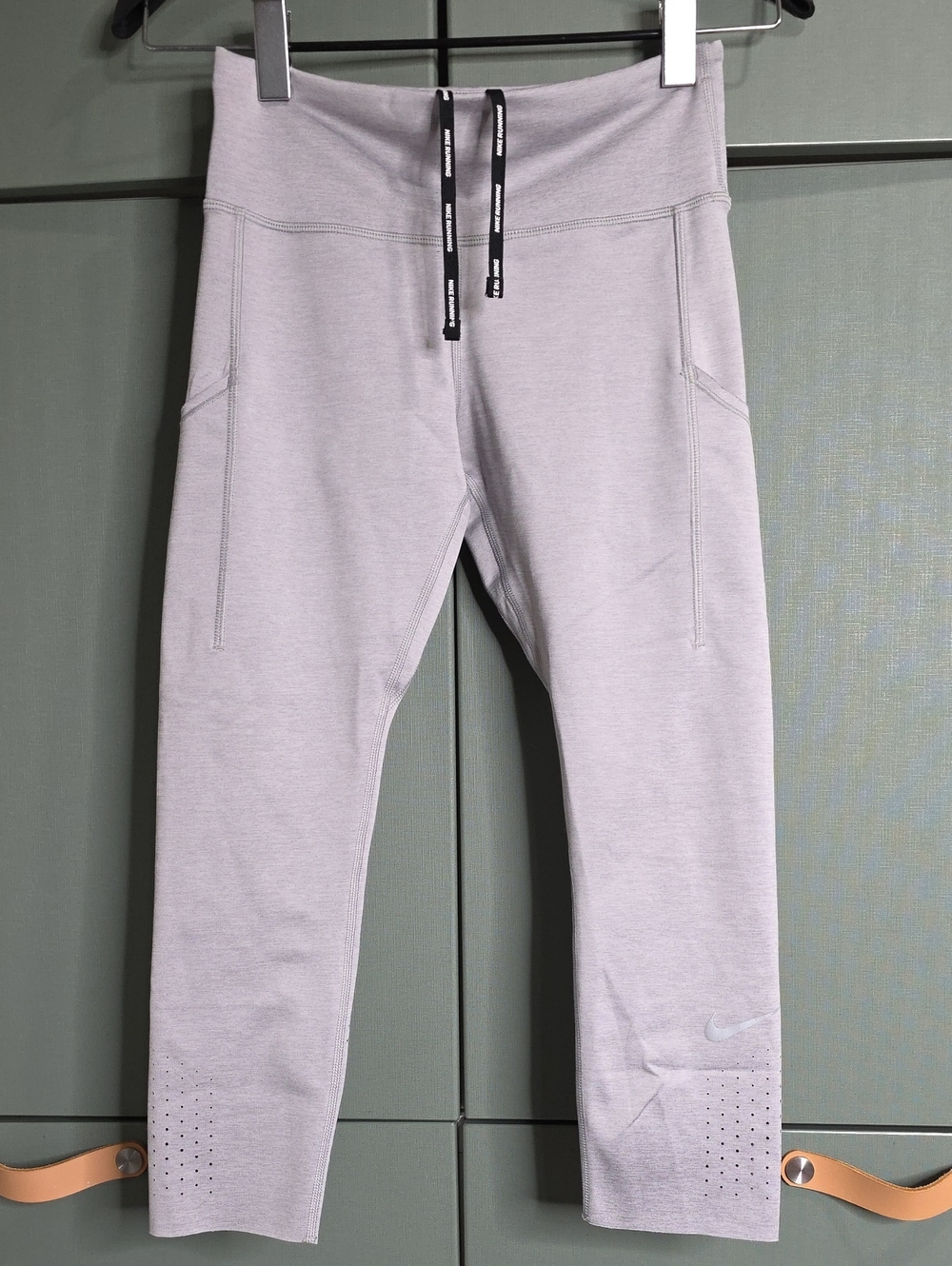867. Nike Epic Lux Dri-FIT Running Crop Leggings with Pockets - Size M